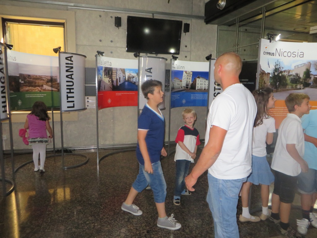 Zwiedzanie wystawy w Nikozji.